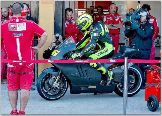 fb_valentino-rossi-ducati-motogp-test-valencia-5