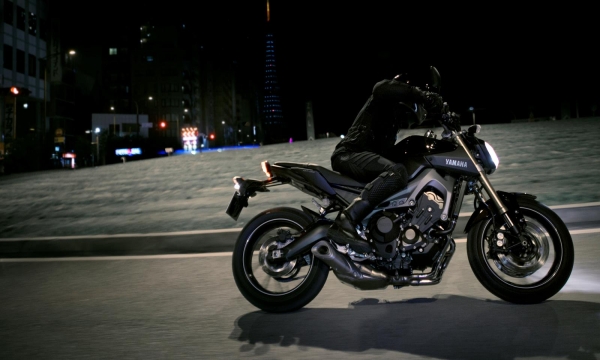 2014-Yamaha-MT-09-EU-Deep-Armor-Action-002