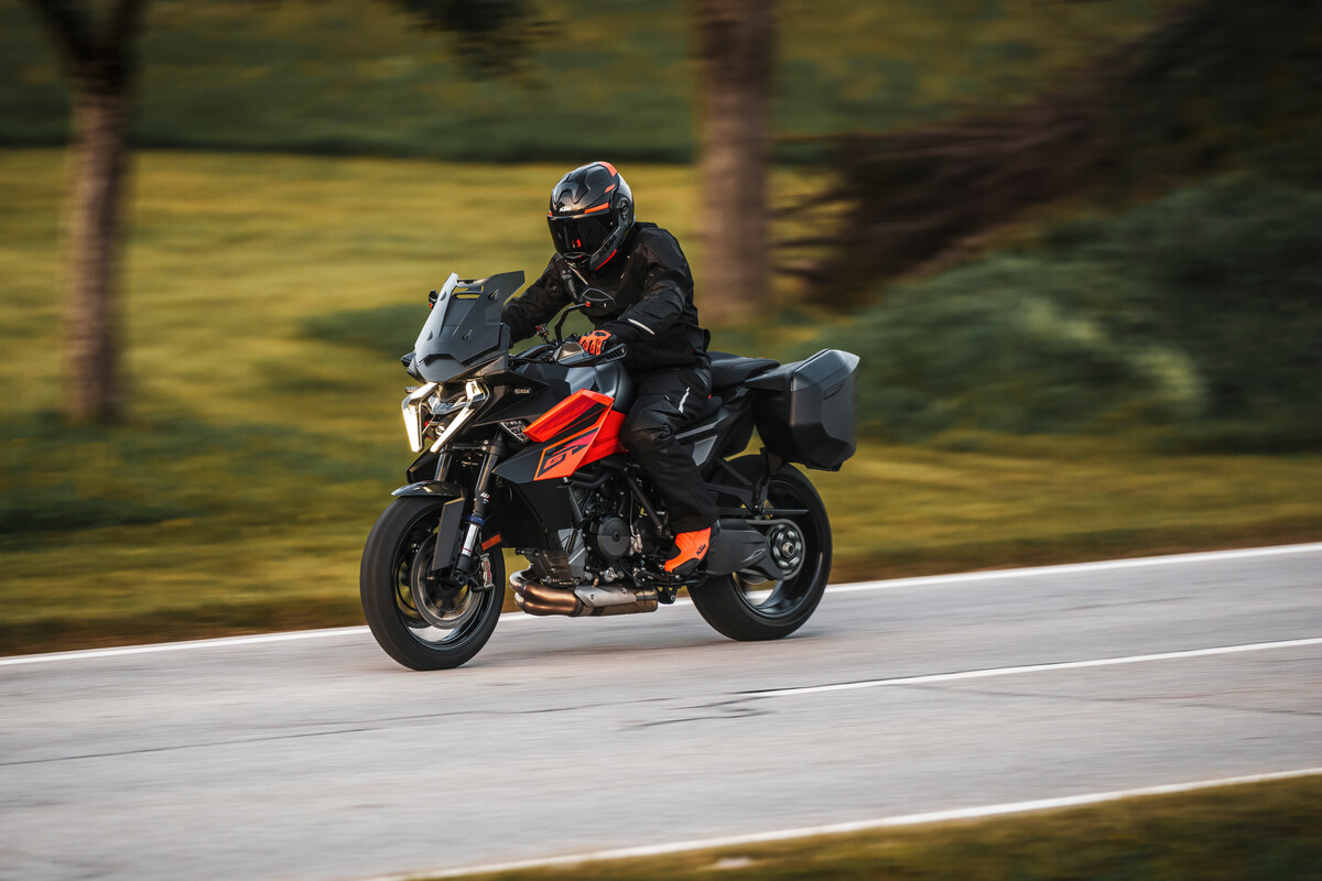 2025 KTM 1390 SUPER DUKE GT 2