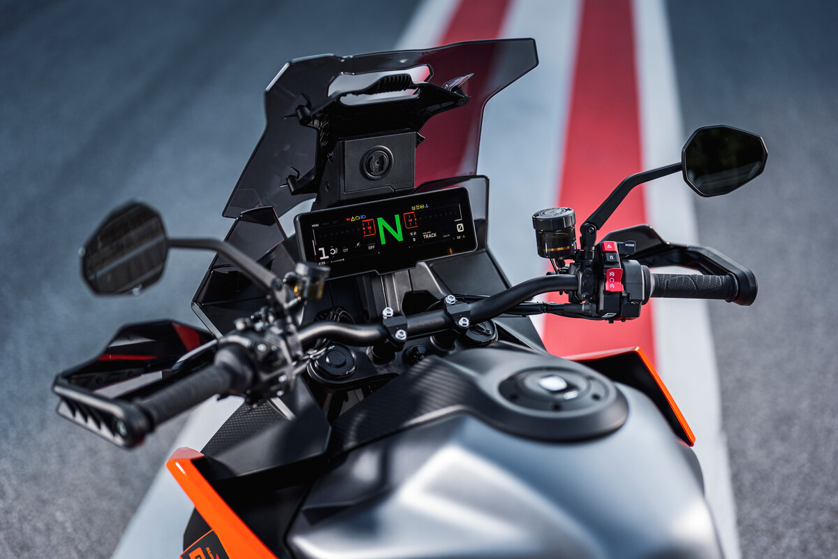 2025 KTM 1390 SUPER DUKE GT 6